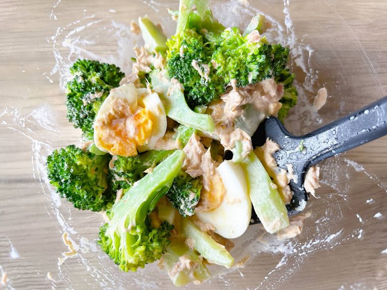 ボウルでブロッコリーとゆで卵、ツナ缶を混ぜた様子