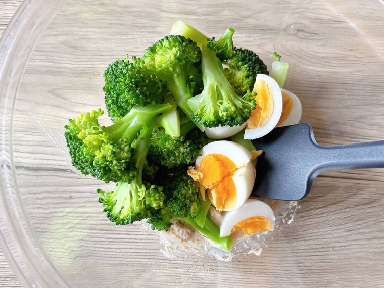 ボウルにブロッコリーとゆで卵を入れたもの