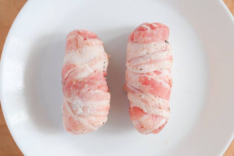 加熱する前の豚肉のゆかりチーズ巻き