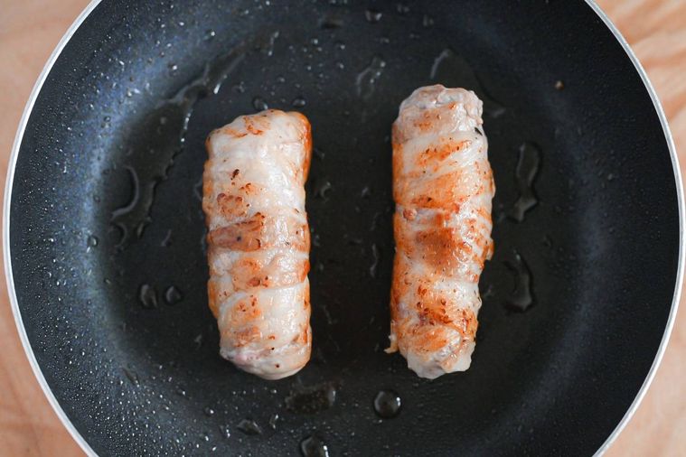 調味料を絡める前の豚肉のゆかりチーズ巻き