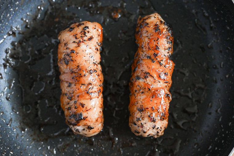 フライパンに入った完成した豚肉のゆかりチーズ巻き