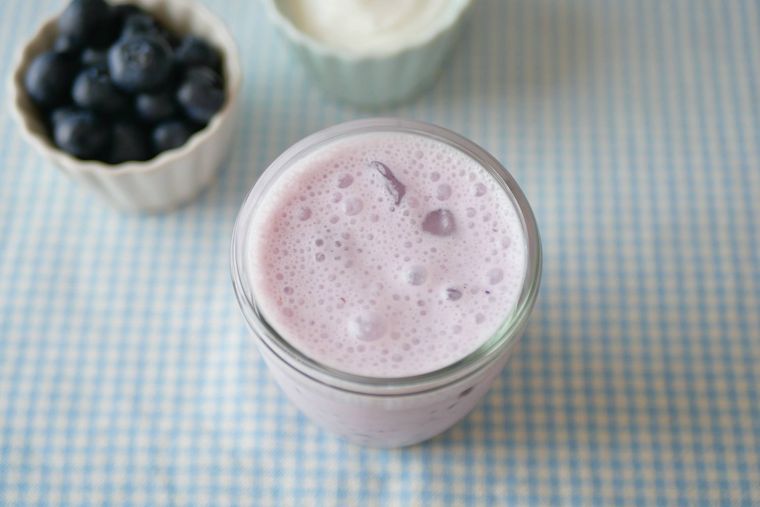 氷入りのカップに注がれたブルーベリーヨーグルトスムージー