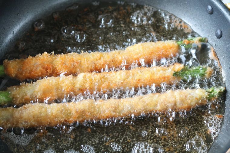 フライパンで肉巻きフライを揚げている