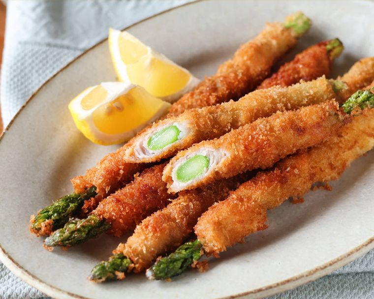 器にアスパラの肉巻きフライが盛ってある