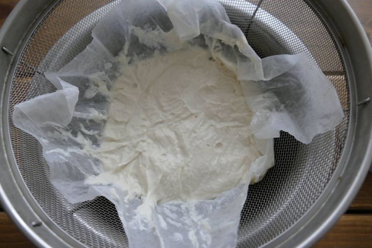 豆乳ヨーグルトを水切りする様子