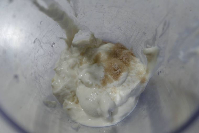 ブレンダーの容器に水切りマヨネーズと塩、穀物酢を合わせた様子