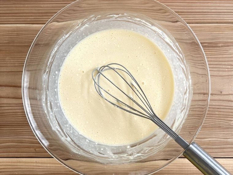 クレープ生地の材料を混ぜ合わせている様子