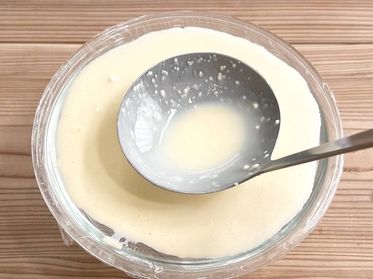 ラップの上にクレープ生地を広げている様子