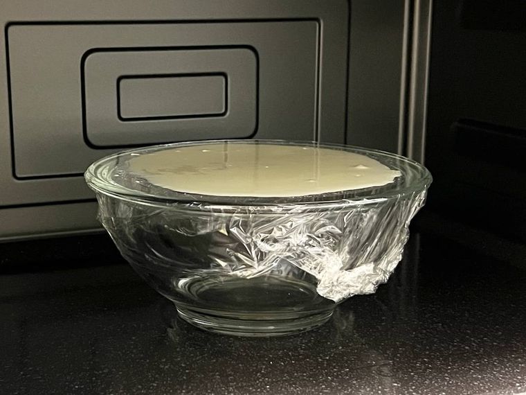 クレープ生地を電子レンジで加熱している様子