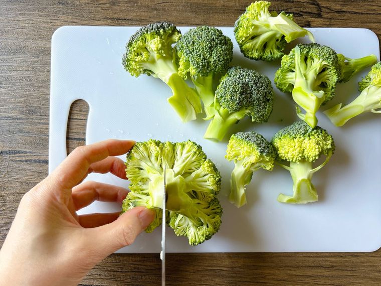 ブロッコリーの茎に切り込みを入れる様子