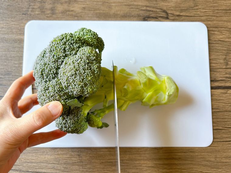 ブロッコリーの茎を切り落とす様子