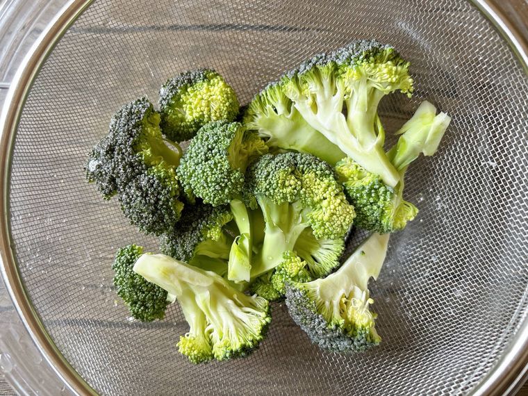 ザルにあげたブロッコリー