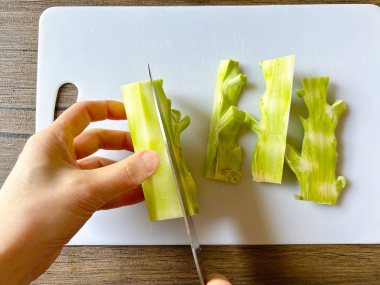 茎の皮をむく様子