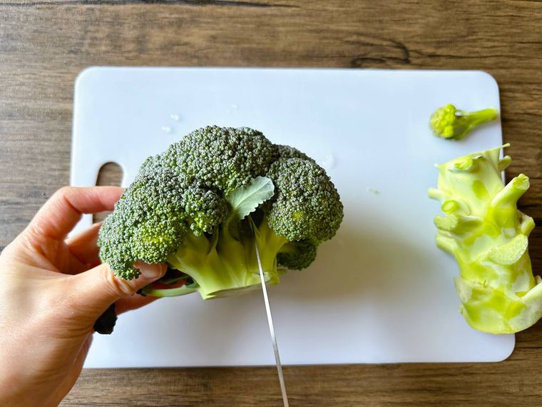 ブロッコリーの枝をカットする様子