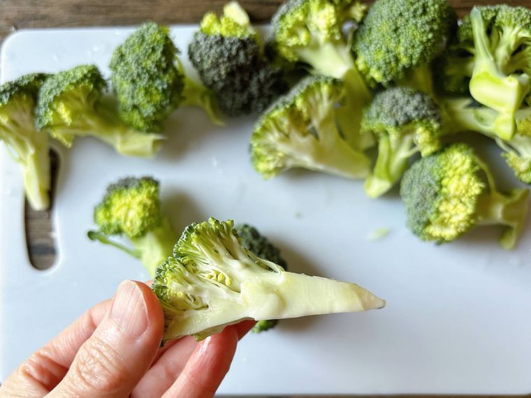 割いたブロッコリーを持った様子