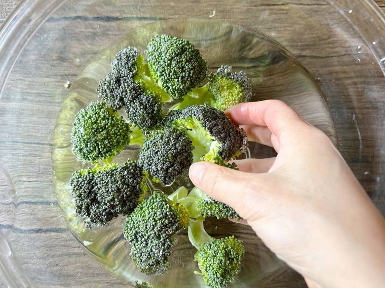 ボウルにブロッコリーの小房を入れて洗う様子