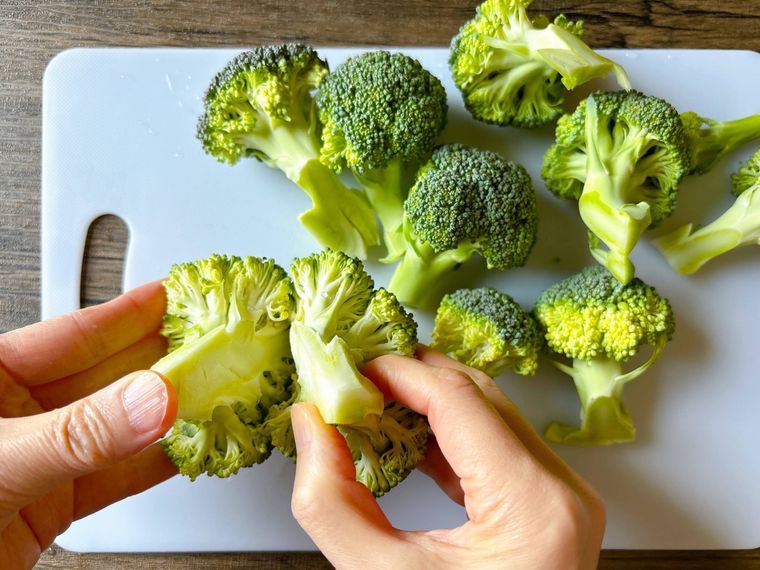 ブロッコリーの茎を割く様子