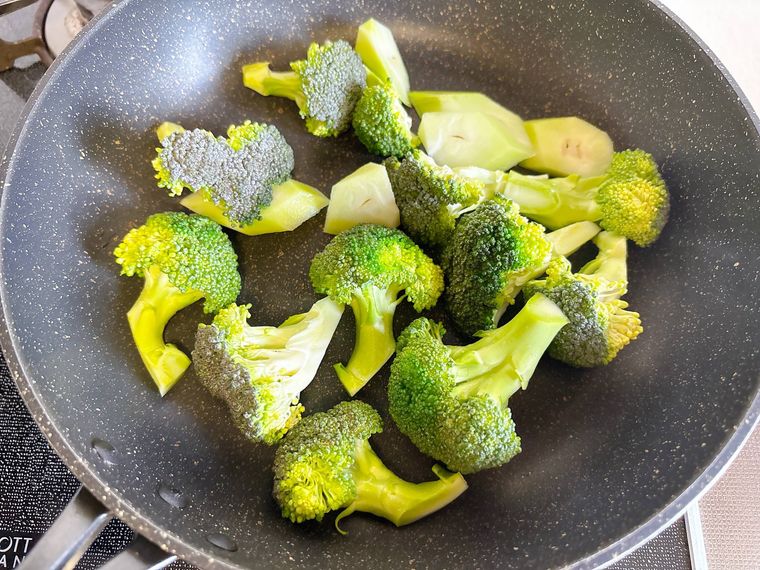 ブロッコリーを炒める様子