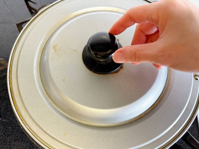 フライパンに蓋をする様子