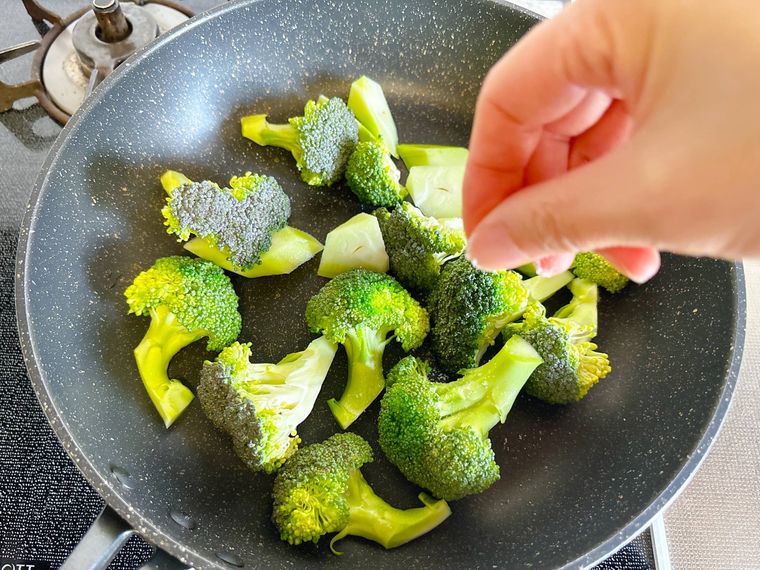 ブロッコリーに塩をふる様子