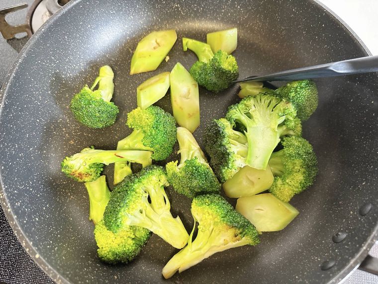 フライパンでブロッコリーを炒める様子
