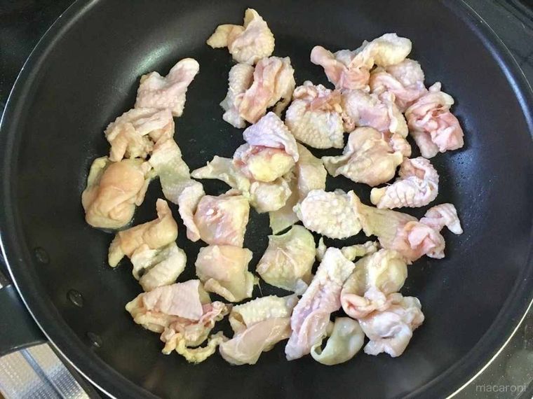 鶏皮をやいている様子