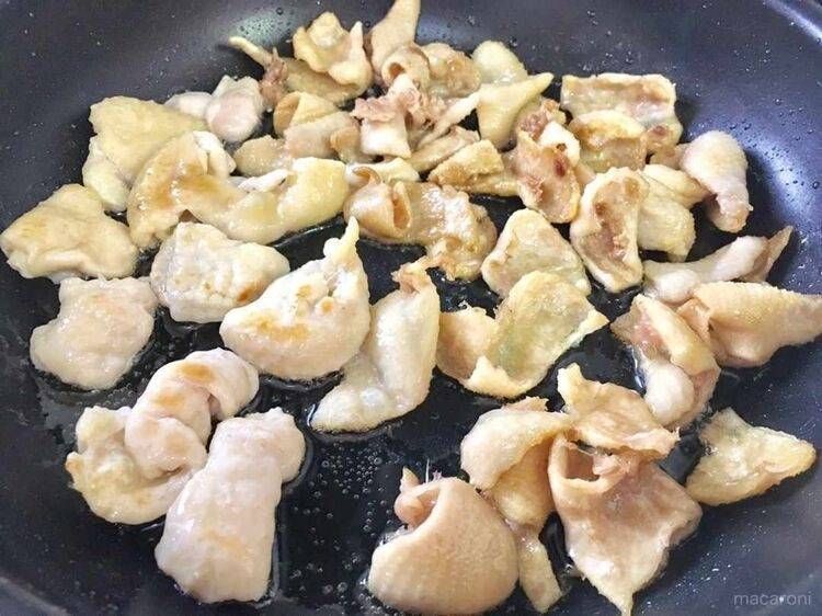 ひっくり返して鶏皮をやいている様子