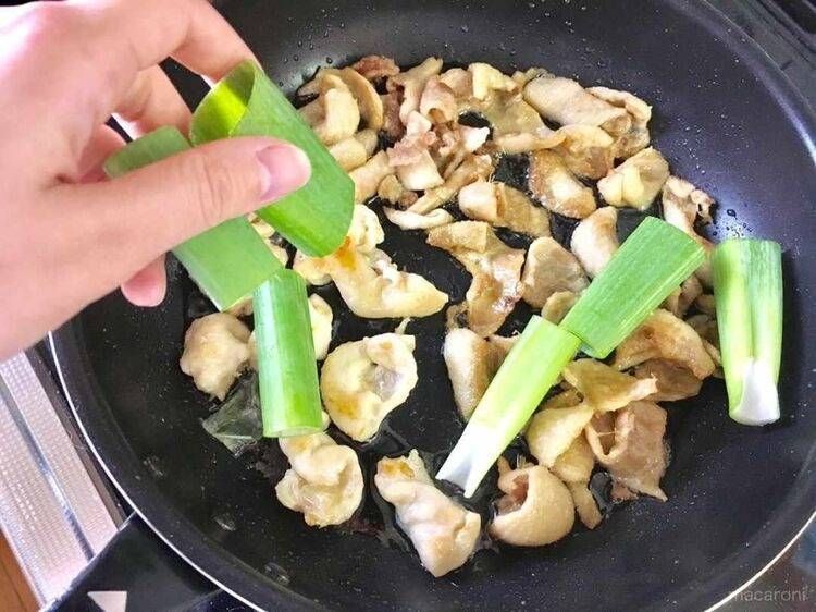 長ネギを加えている様子