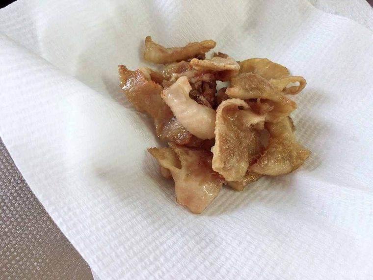 鶏皮をお皿に移した様子