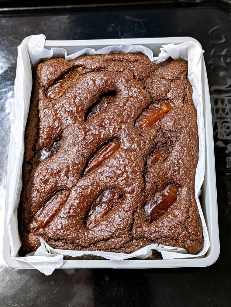 焼きあがったばかりのラムデーツケーキ