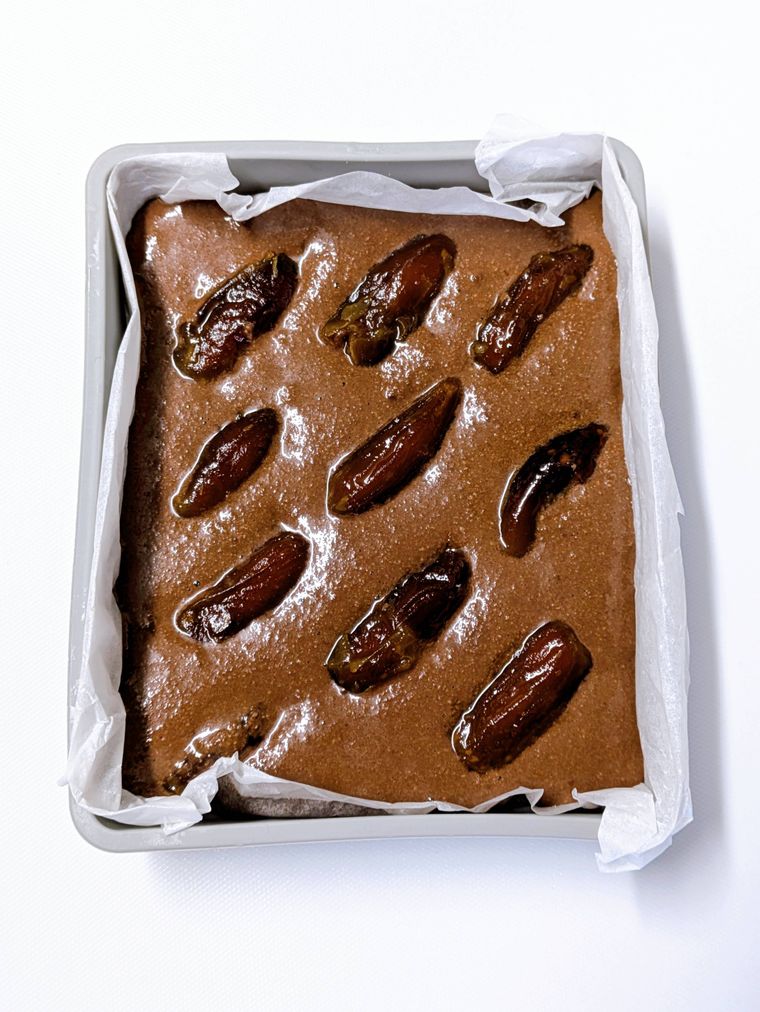 型に生地を流し入れた焼く前のラムデーツケーキ