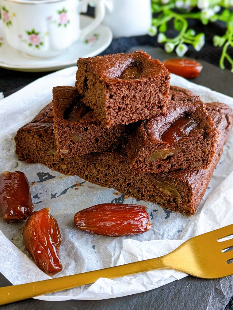 黒い器にラムデーツケーキをカットしてから盛り付け