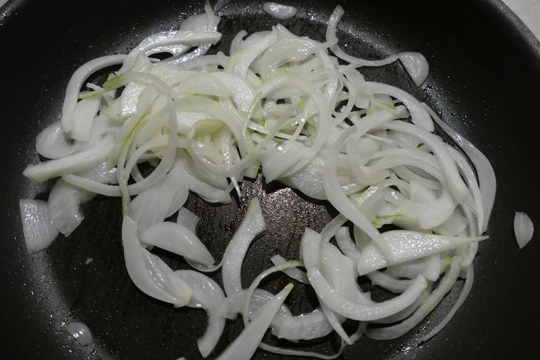 玉ねぎを炒める様子