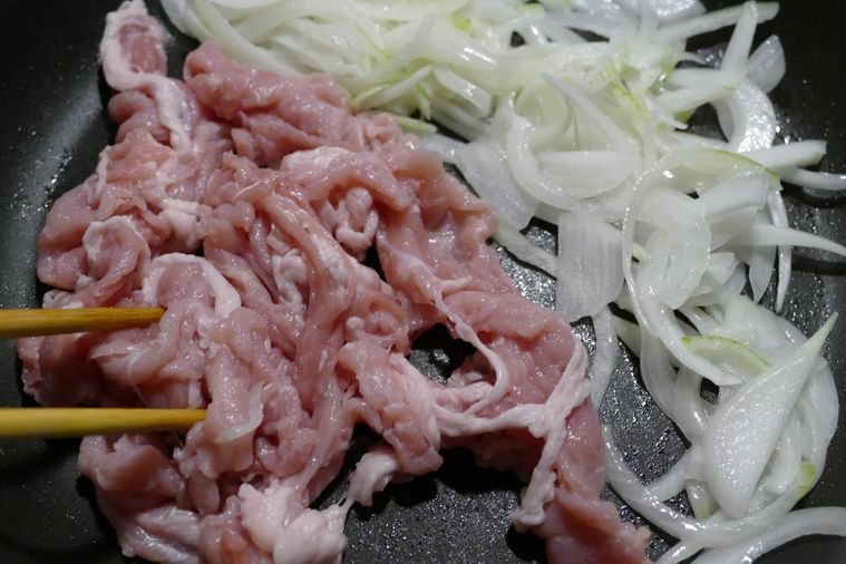 フライパンの端に豚こま肉を加えた様子