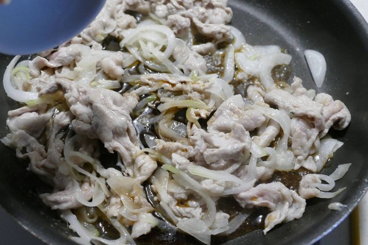 調味料を加えた様子