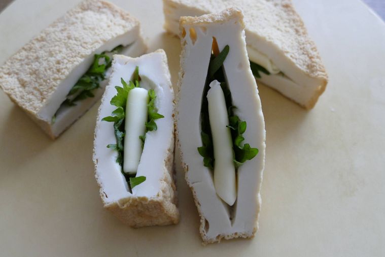 厚揚げに切り込みに大葉とスライスチーズを押し込んだ様子