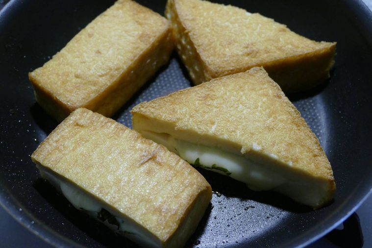 厚揚げをフライパンで焼く様子