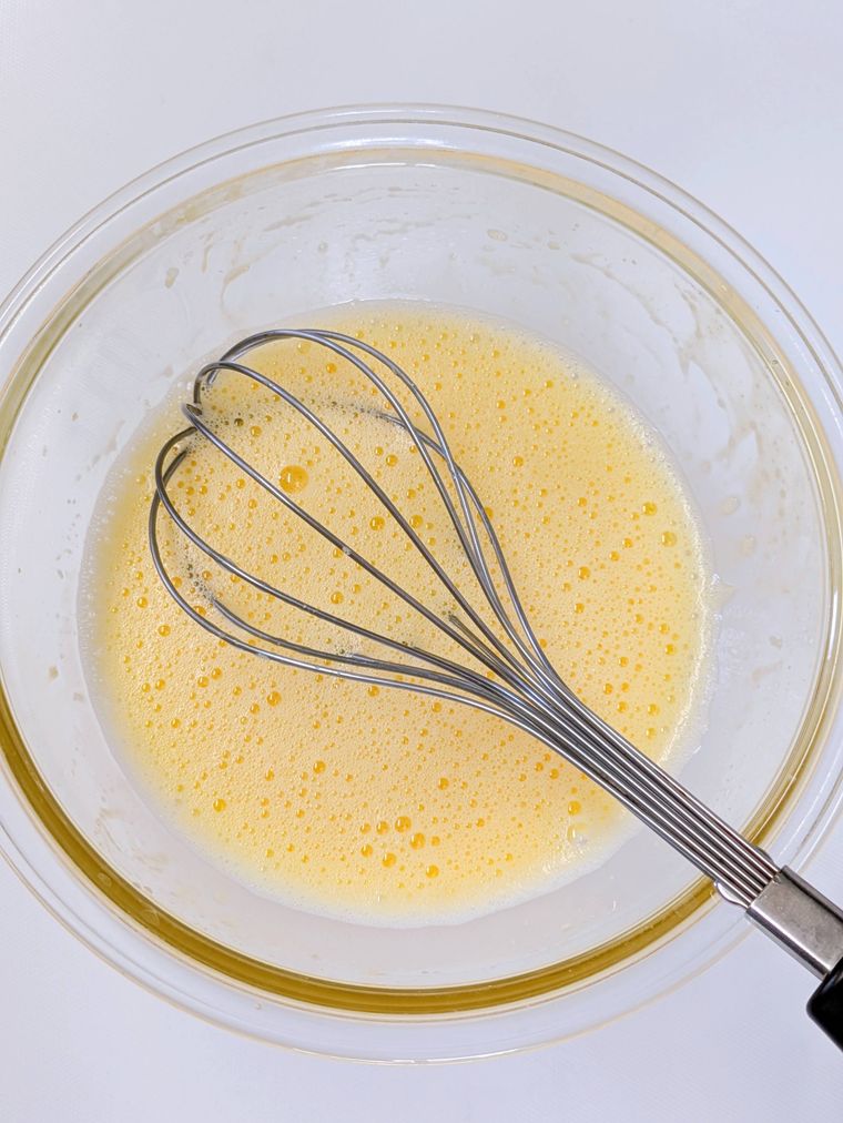 生地の材料と泡立て器の入ったガラスボウル