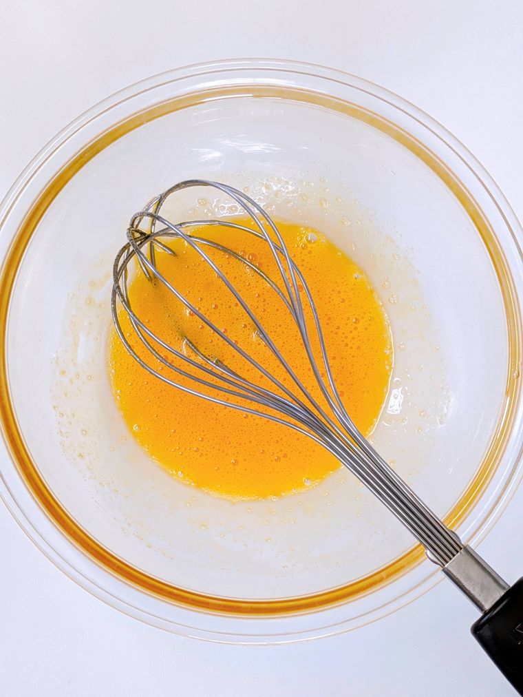 生地の材料と泡立て器の入ったガラスボウル