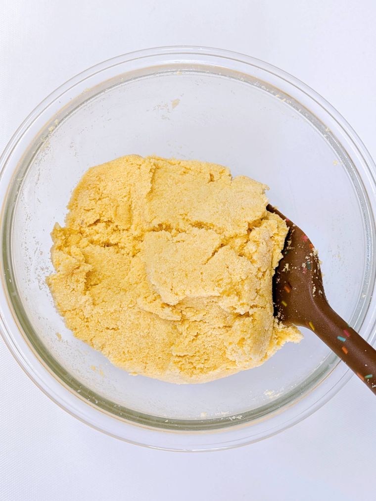 生地の材料とヘラの入ったガラスボウル