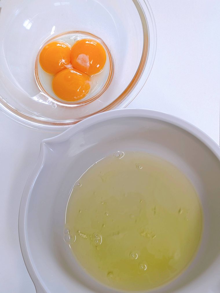 卵黄と卵白を分けて別々のボウルに入った状態