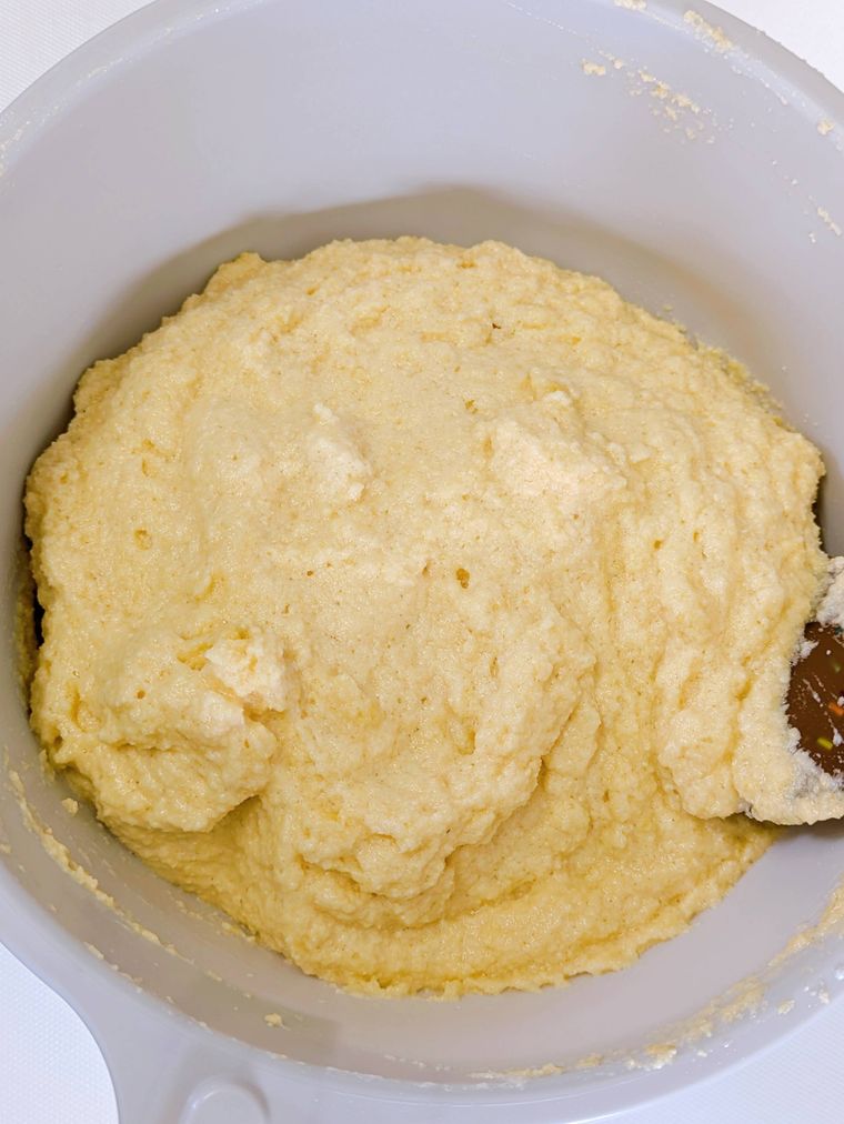 混ぜ合わせた生地とヘラの入ったボウル