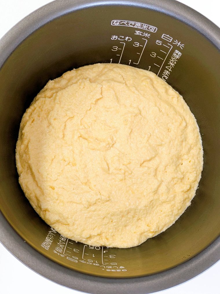 炊飯釜に入った焼く前の生地