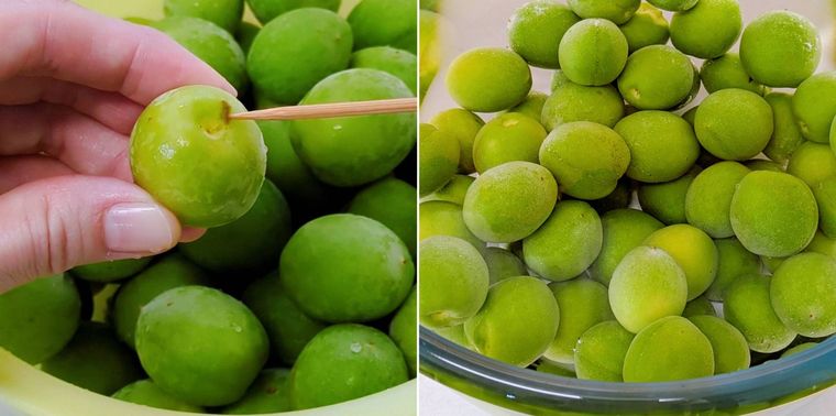 竹串で青梅のヘタ取り、ボウルに入った青梅