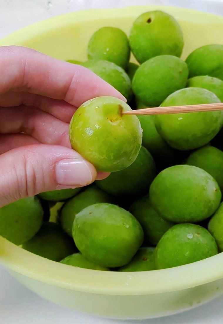 梅のヘタを取り除いている所