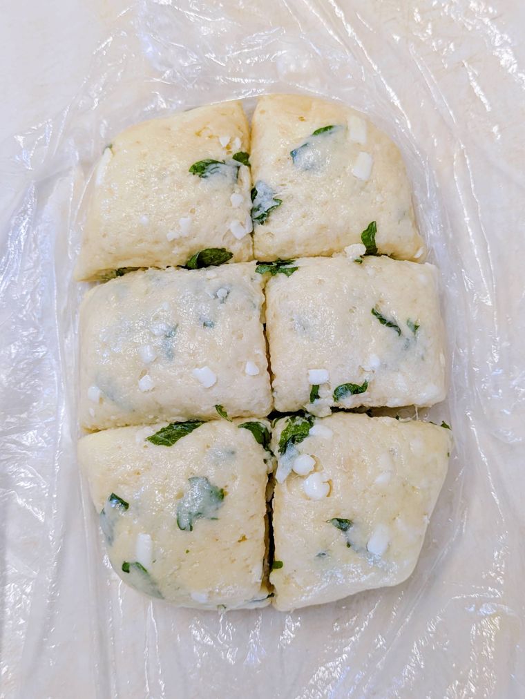 ポリ袋を切り開き、包丁で6等分した状態