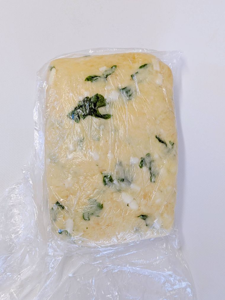 ポリ袋の中の生地の形を長方形に整えた状態