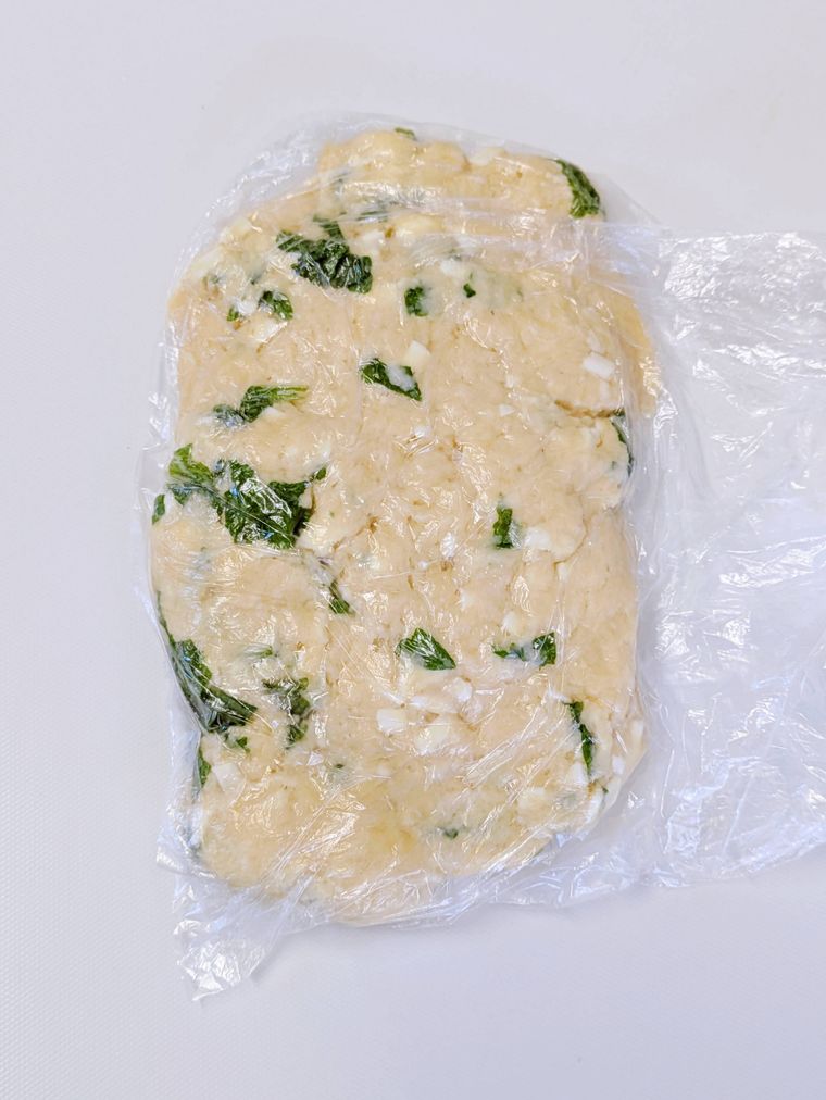 ポリ袋の中で生地をまとめた状態