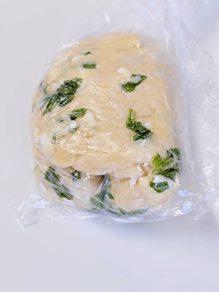 ポリ袋の中の生地を畳み、押す前の状態