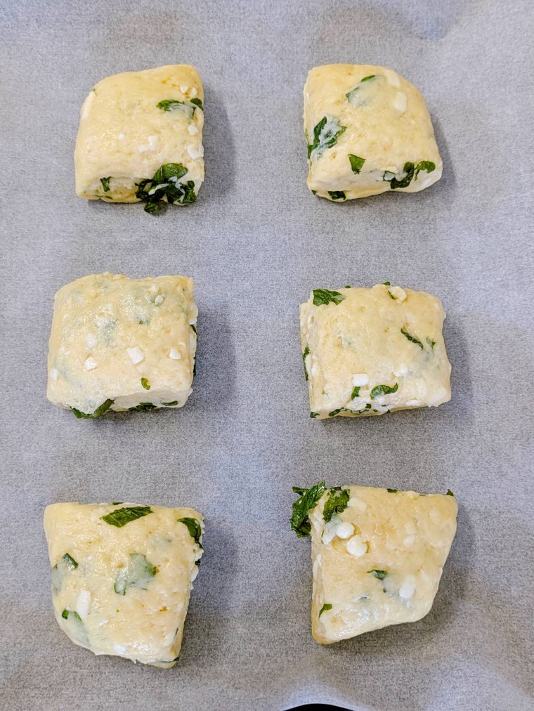 クッキングシートを敷いた天板に並べた焼く前のスコーン